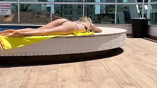 Orta yaşlı seksi kadın havuzda boşalmama yardım ediyor