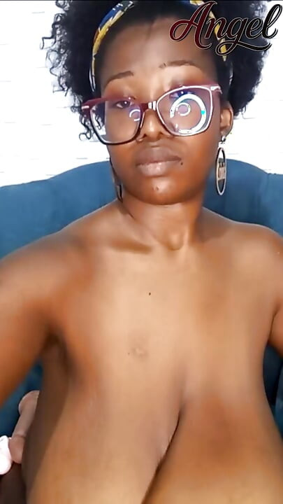 Jednostavno prsata masturbira i zabavlja se sama