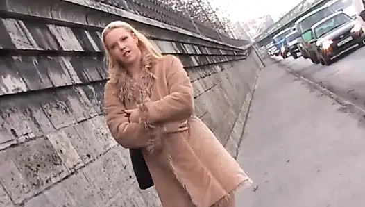 Bu Güzel Büyük Memeli Kız Sokakta Mastürbasyon Yapıyor Ve Evde Sakso Çekiyor