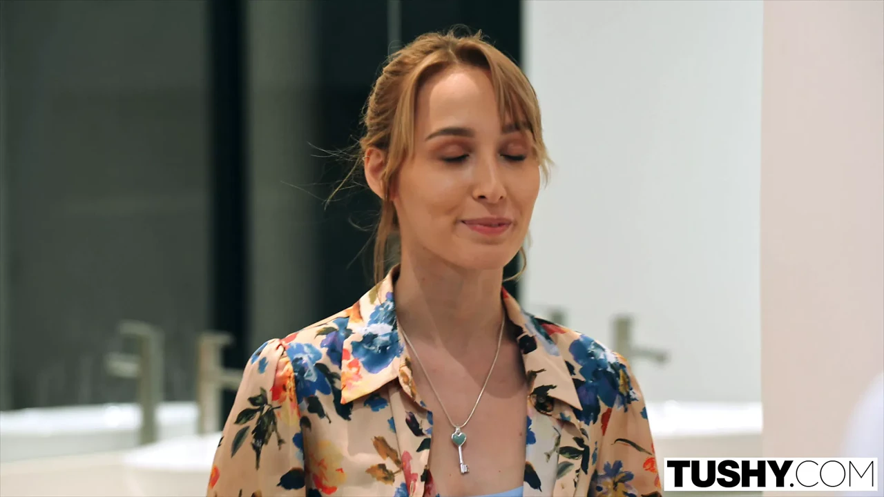 Tushy - 华丽的凯莉柯林斯在她的独家肛交处女作！