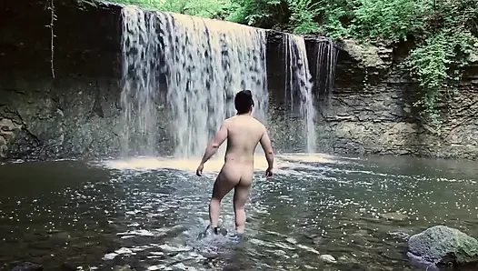 Kaslı Asyalı sürtük şelale tarafından speedo'da esniyor - sıkı göt ve delik azdırıyor, soyunuyor ve büyük boşalma ile patlıyor
