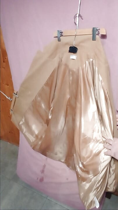 يقذف في البطانة اللامعة لمعطف صوفي أنيق