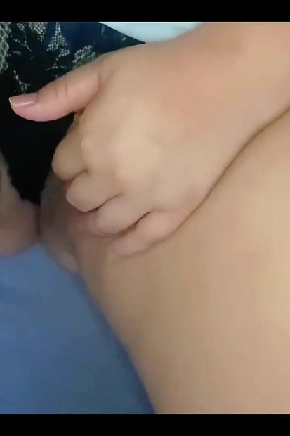 Simogasd meg kövér puncimat, és tedd belém, szerelmem, mielőtt a férjem megérkezik