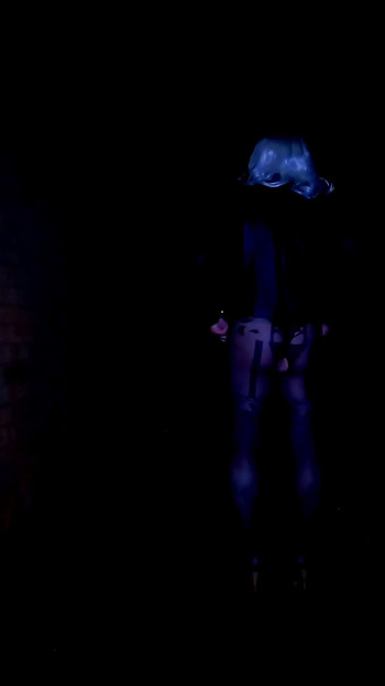 Любительський кросдресер мастурбує на відкритому повітрі в сексуальних панчохах