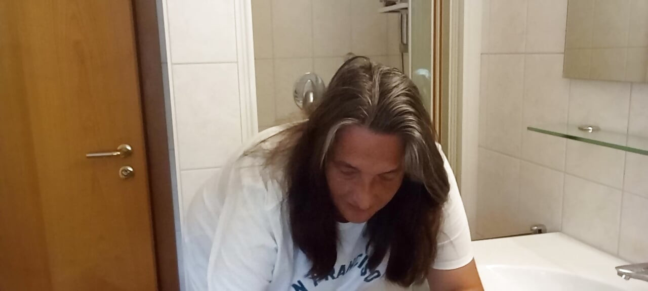 53χρονη BBW πειράζει την απαλή και μαλακή της κοιλιά στο μπάνιο