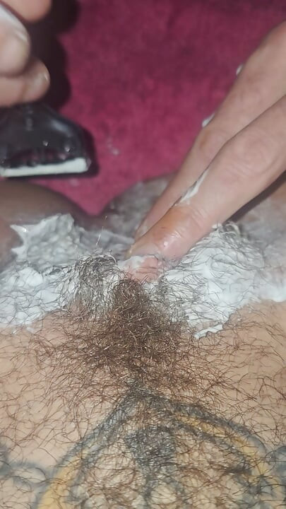 Shaving Sexywifedd's big hairy pussy