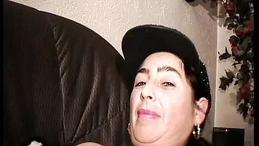 Amateure, deutsche hure fickt ihre muschi mit einem großen dildo