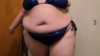 Kelley Esdoorns laat je klaarkomen met haar super dikke bikinilichaam