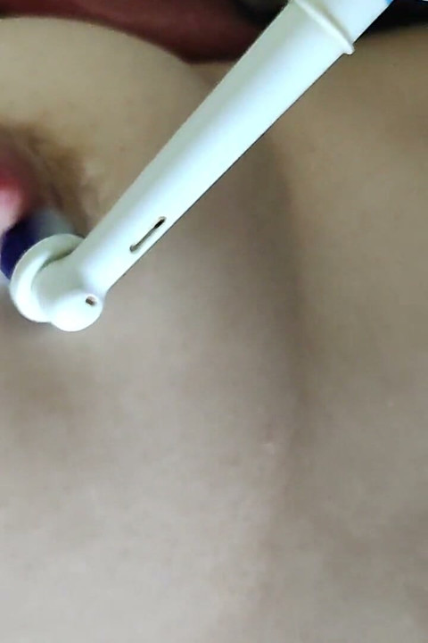 電動歯ブラシで乳首をからかう