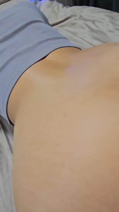 Une voisine asiatique expérimentée à gros cul en legging a montré comment c’était fait