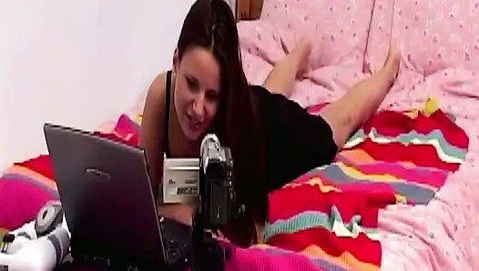 Cewek semok rambut cokelat ini lagi asik muasin memeknya pakai dildo ukuran XL