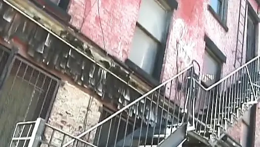 Seksi kız bağlıyken göğüslerini okşuyor