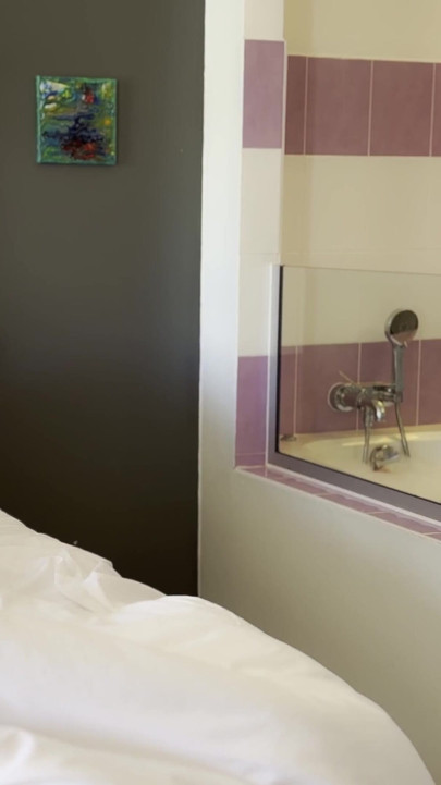 Soția Atașează Un Vibrator Pe Peretele De Sticlă Și soțul Se Bucură De Spectacol