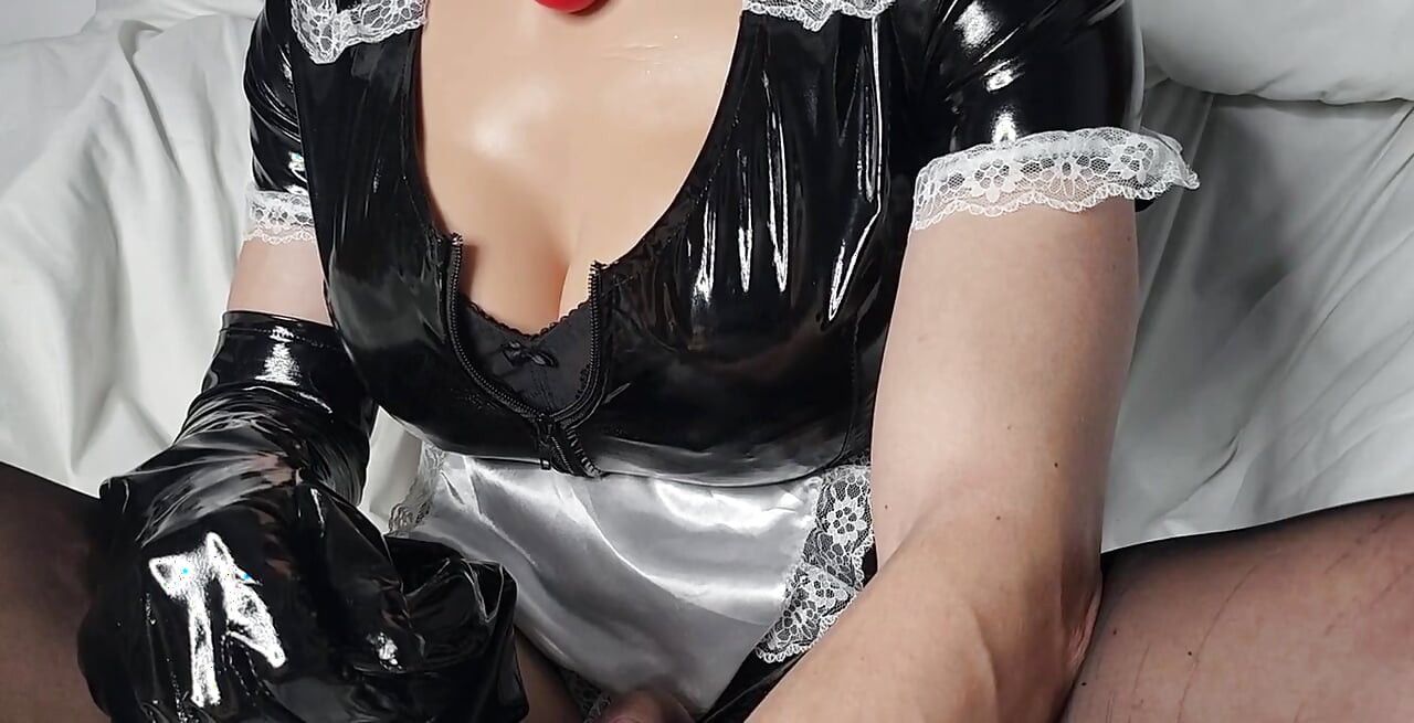 Jessica oblečená do svého špinavého oblečení z PVC služky se zastavila od domácích prací