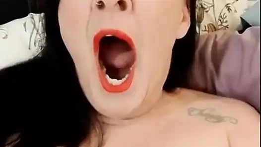 Маленький разговор большого топлеса зевоты крупным планом