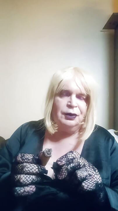 BBW TV pratar om att ge en rökig avsugning men med en cigarr