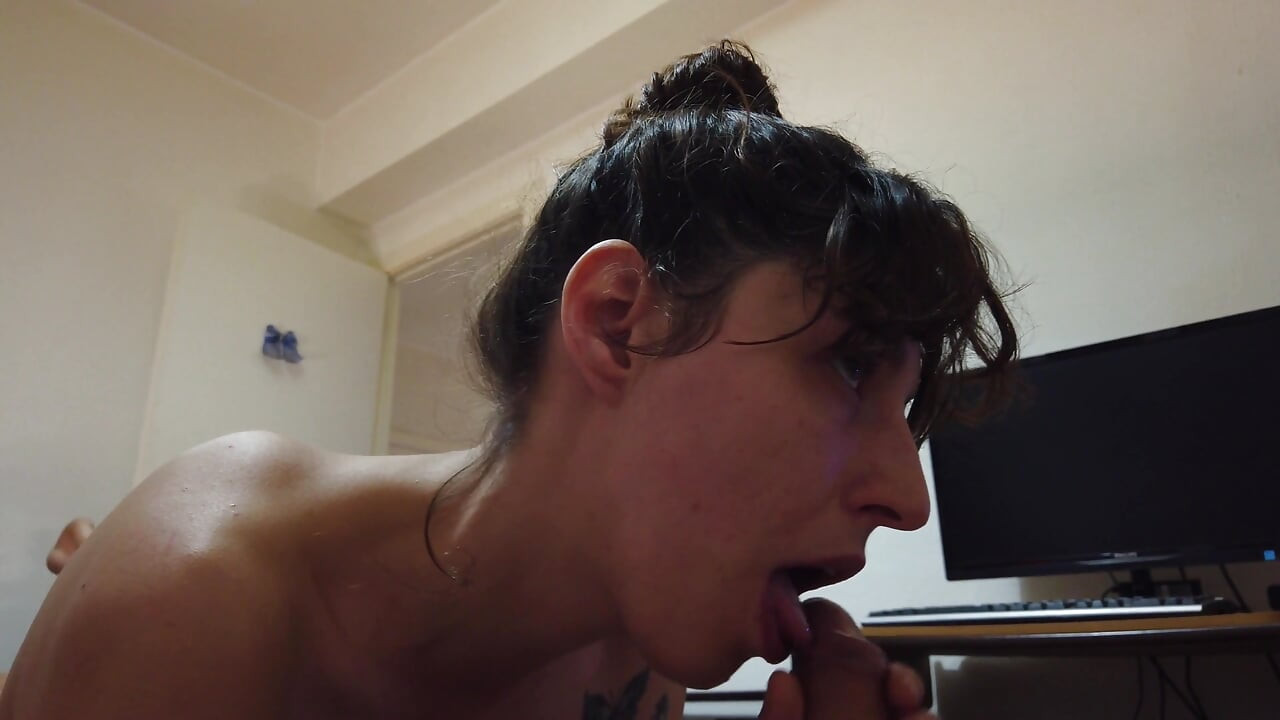 POV πίπα νόστιμο παιχνίδι γλώσσας στο κουκούλι του