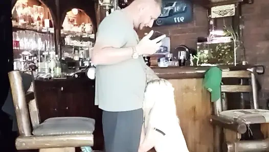 Pacarku mengisap aku dan teman-temanku muncrat di tenggorokan dan di payudara