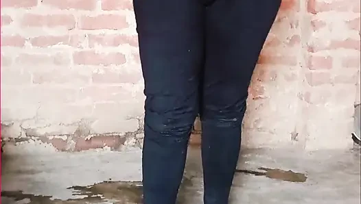 Video hot gadis hot desa india lagi asik muasin memeknya 1