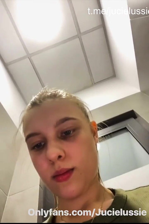 Καυτό κορίτσι στο γυμναστήριο προπονείται και παίζει με τον εαυτό της