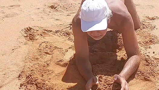 Ladysilva sahilde çıplak gel ateşli bronzlaşmış götümü sik