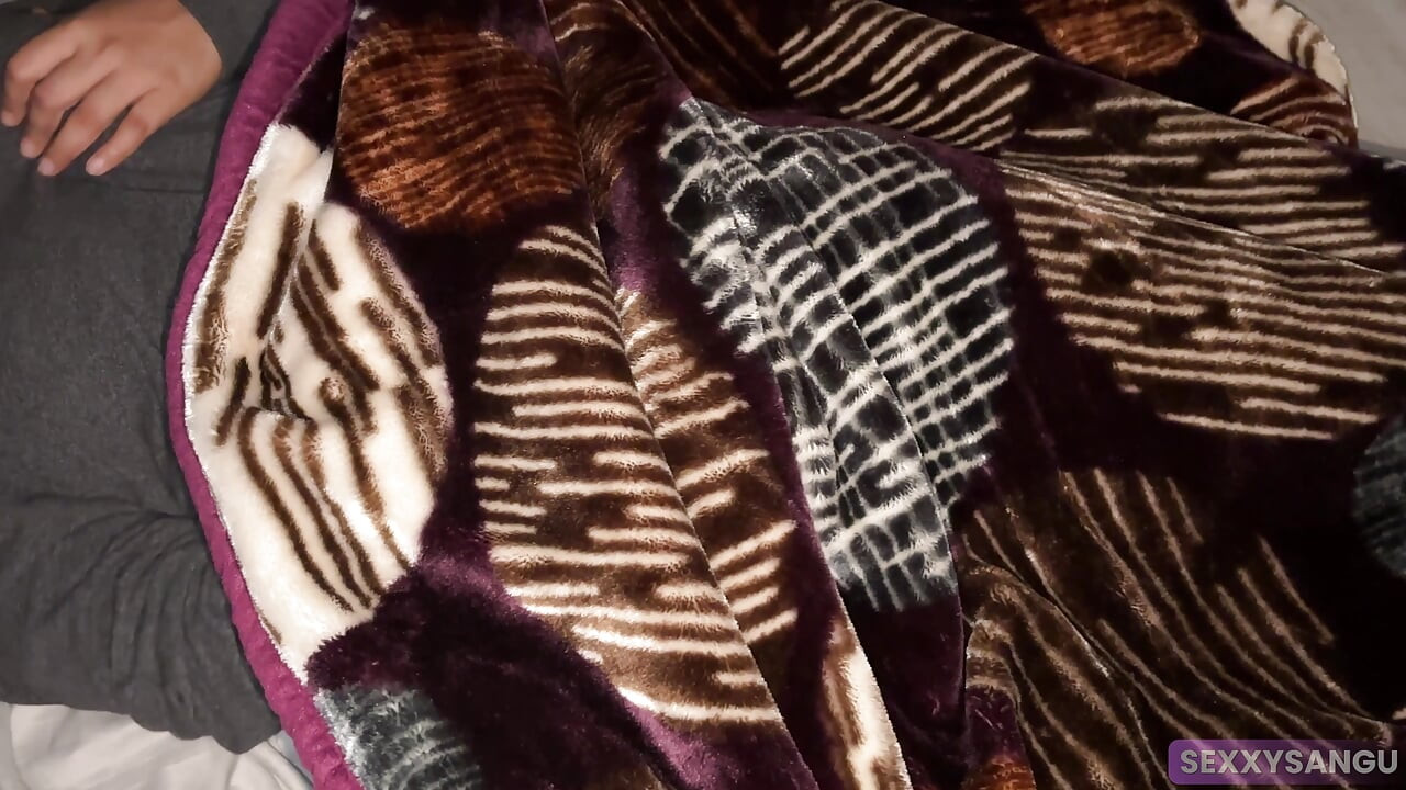 تم القبض على الأخت غير الشقيقة وهي تستمني في غرفة فندق ومارس الجنس معها