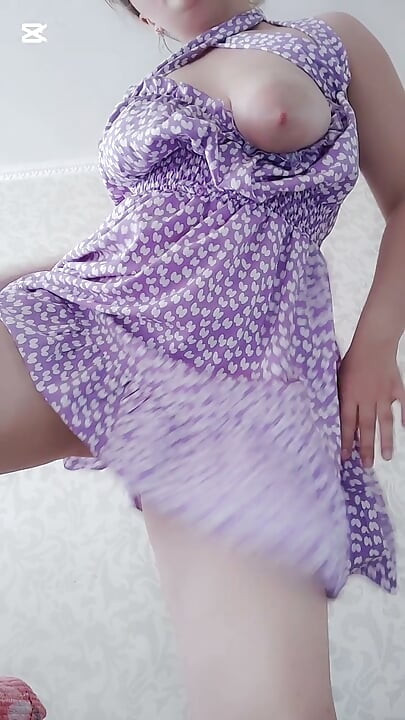 Me estoy masturbando debajo del vestido