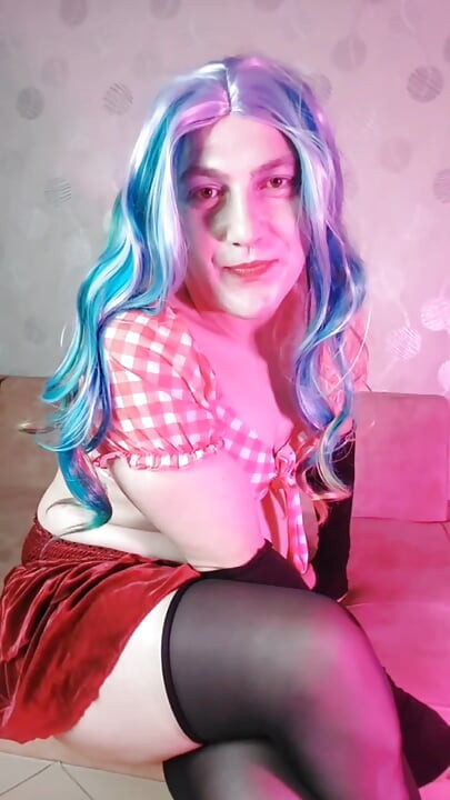Lelaki Pondan cantik dalam suasana skirt merah comel yang cantik