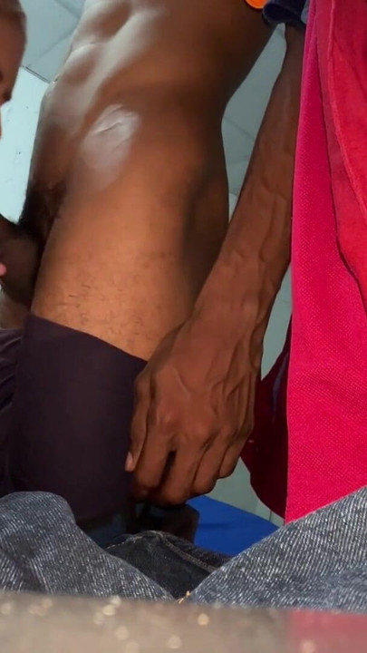 Siyah Hristiyan arkadaşımın bekaretini büyük yarağıyla şaşırtıyor, vajinama sert vuruyor | Klip 1