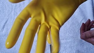 Rex und gelbe latexhandschuhe