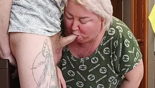 Ibu tiri nyepong dan ngocok kontol sampai crot di mulutnya