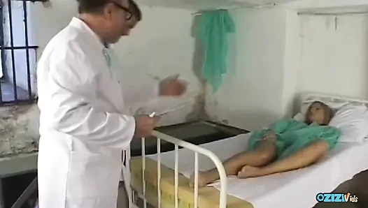 Die medizinische Einrichtung mit ihren Bewohnern gönnt sich verbotene action von doktor patienten