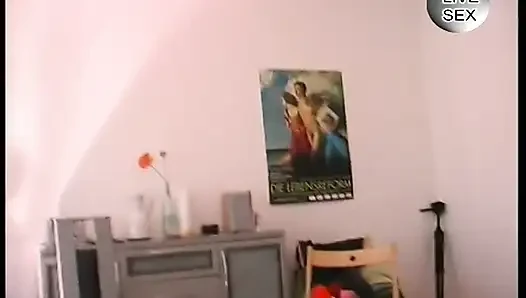 Reife hure bekommt ihre strumpfhose gerissen, bevor ihre muschi gefingert und gefickt wird