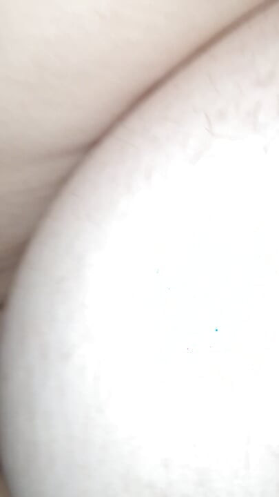 Su gran polla con consolador llena mi vagina empapada de deseo y me presenta por mucho tiempo con su glande que me frota el coño