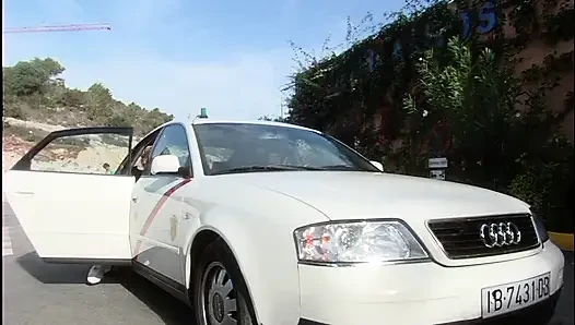 Крошка-блондинка соблазняет водителя такси в бурной встрече