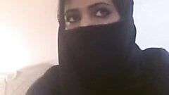 Arap kadın başörtüsü gösteren onu göğüsleri