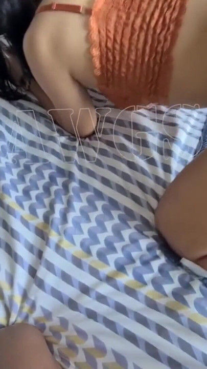 Malezyalı büyük götlü kız büyük zenci yarağıyla sikişmeden önce beyaz tangayla twerk yapıyor | Klip 2