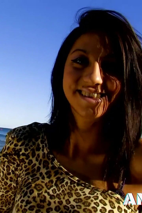 Brunette med små bryster Julia de Lucia har hård sex ved stranden