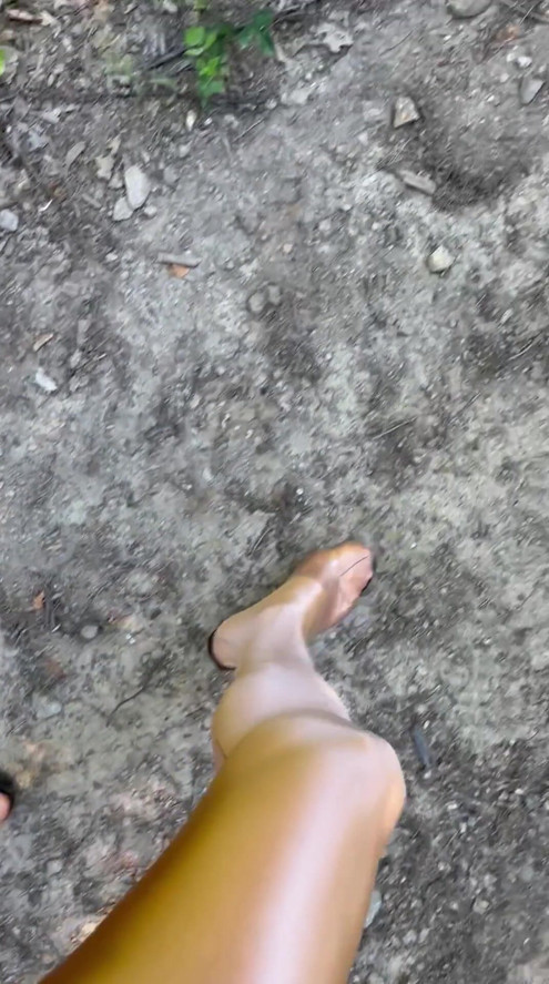 반짝이는 스타킹과 하이힐을 신고 숲을 걷다