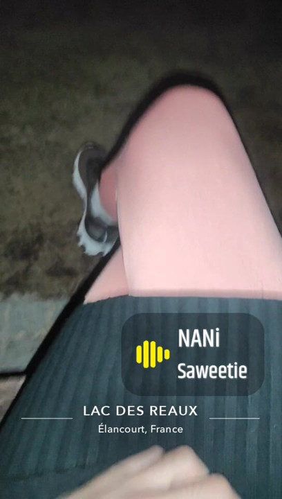 Pembe taytlı bir bankta sessizce oturuyor