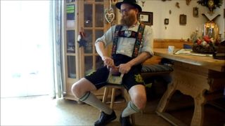 Bayernflavin viền và cumming trong lederhosen