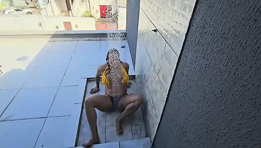 Binanın çatısı üzerinde seks