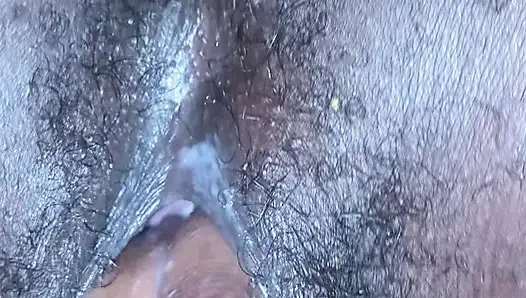 Islak kremsi kıllı siyah amcığım