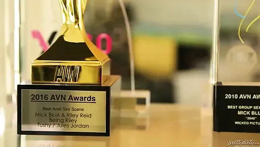 Одержимая фанатка Anikka Albrite саботирует знаменитость, затем медсестры ее глубоким минетом и скачкой с кримпаем