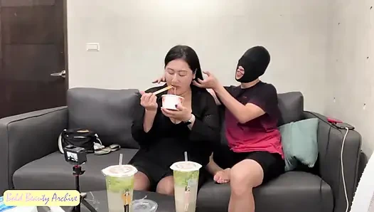 Cewek sange ini pertama kali nyepong kontol sampai dicrot di dalam sama tiga klimaks!