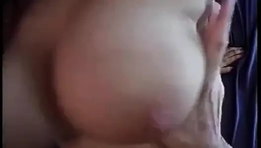 Büyük memeli hatun kanepede bir direğe sakso çektikten sonra sert sikiliyor