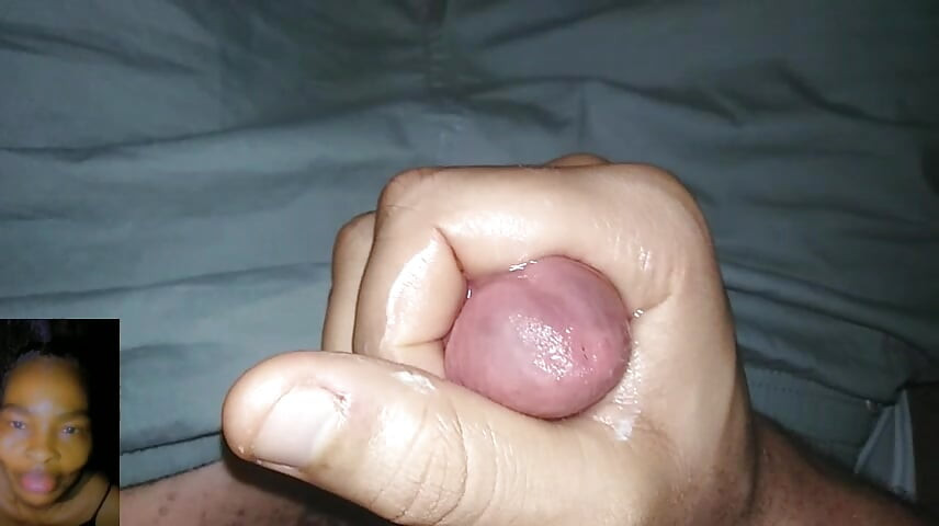 18-jarig meisje masturbeert in de badkamer