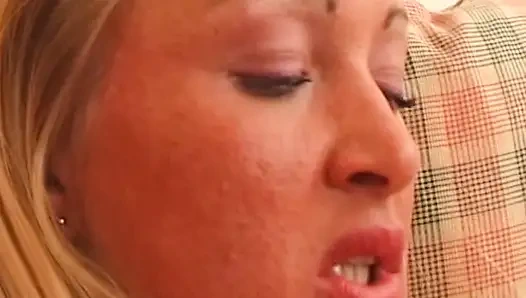 Diese perfekte blondine aus deutschland durfte mit ihrer muschi spielen