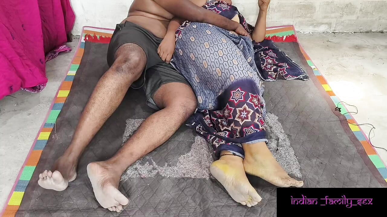 Üvey anne ve üvey oğlu porno izliyor ve birlikte seks yapıyor