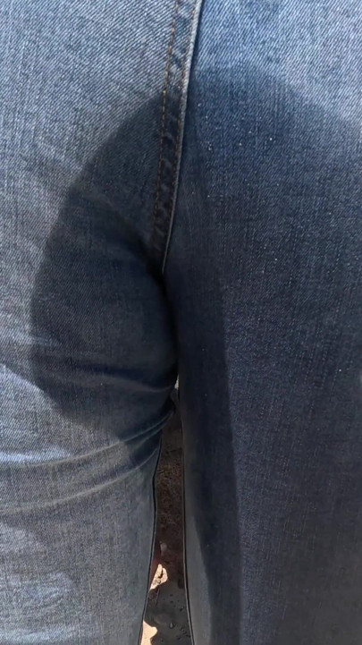 Casual Beach Pee - Jeans Wetting Outdoors